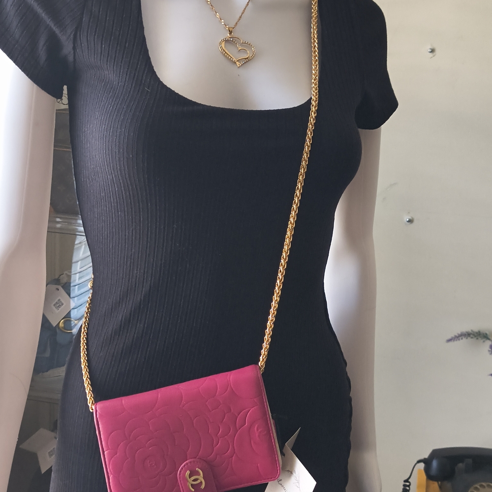 CHANEL Pink Camellia Embossed Compact Wallet W Chain 2010 - Picture 9 of 9